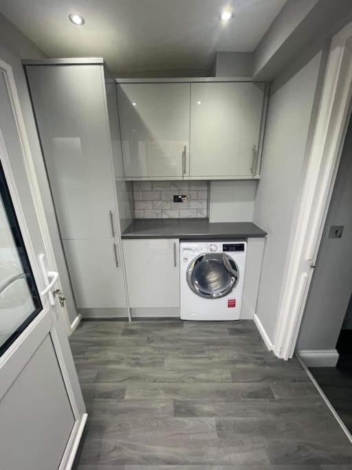 Large 1 Bedroom Flat With Private Parking Plymouth Eksteriør billede